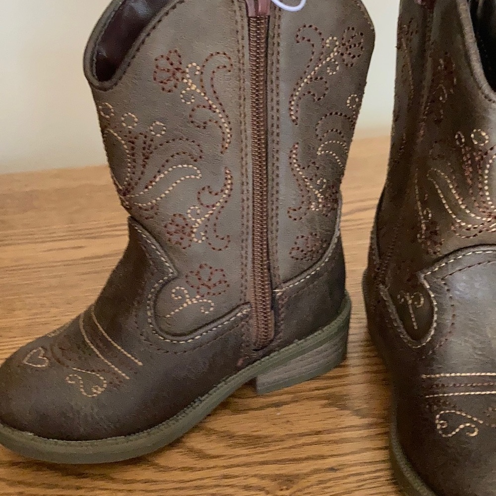 New Cat & Jack girls brown boots with heart size 7 - Picture 4 of 6